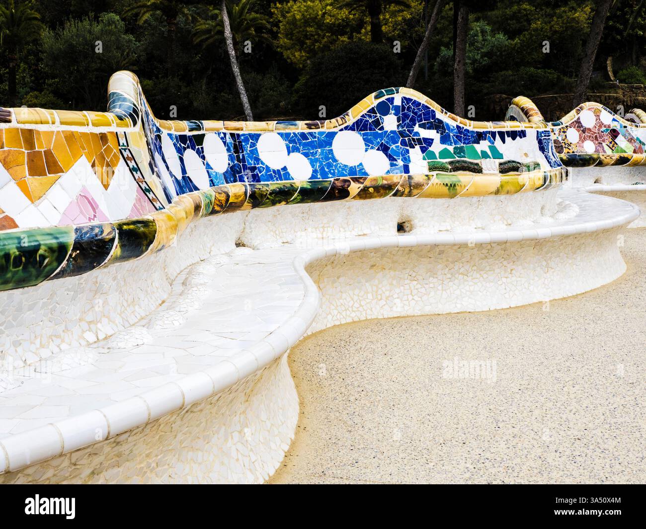 Teil der legendären Bank am Naturplatz oder am Plac de la Natura im Parc Güell, Barcelona. Stockfoto