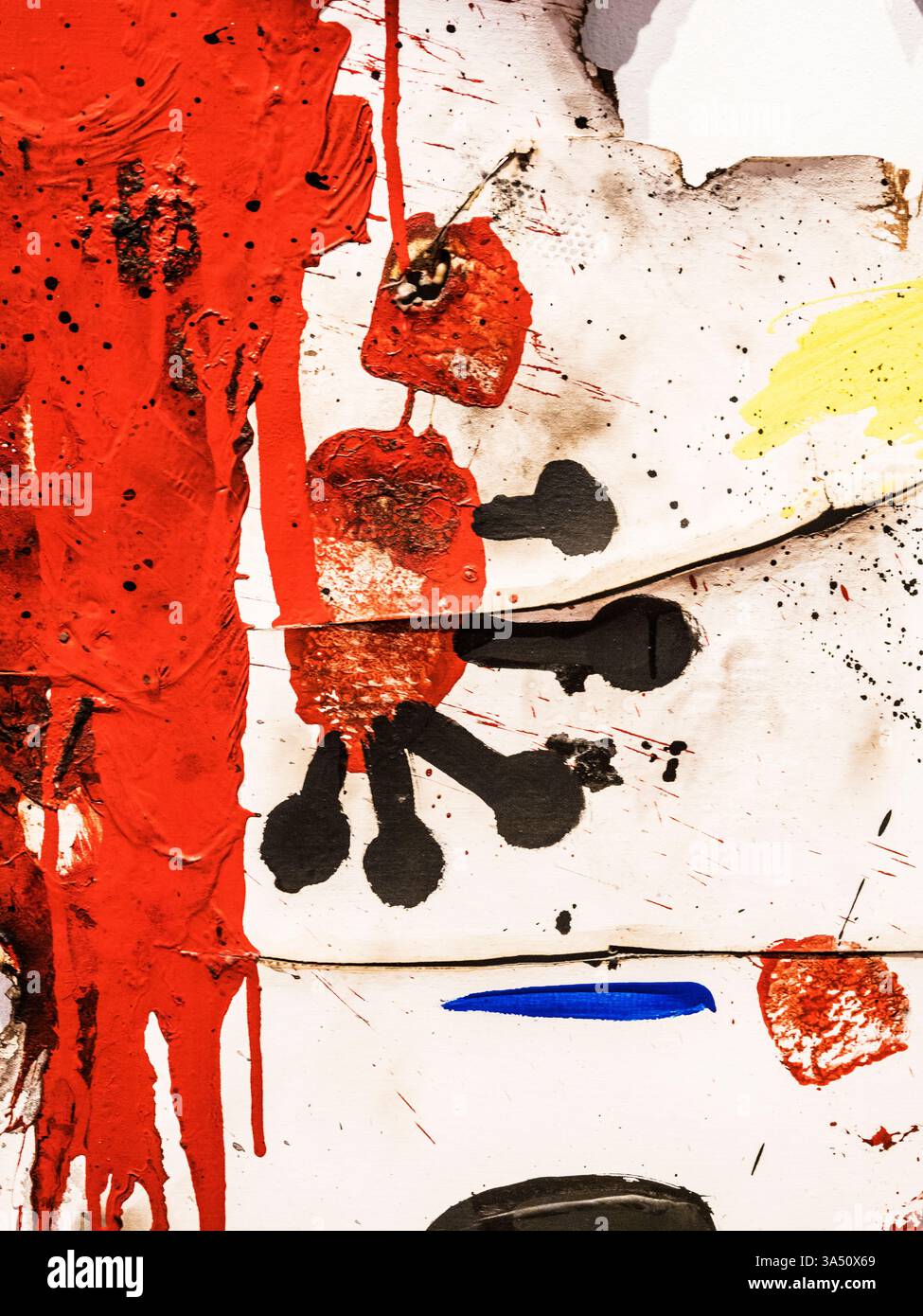 Nahaufnahme von „Burnt Canvas 5“ von Joan Miró im Fundació Joan Miró in Barcelona, Spanien. Stockfoto