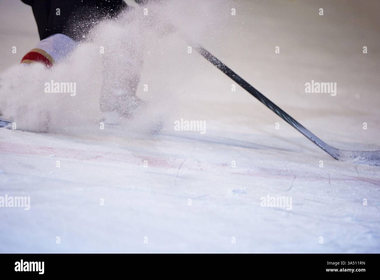 Dynamische Eishockeyspieler im Wettkampf auf der Eisbahn. Eine energiereiche Sportszene, die sich für Wintersportveranstaltungen, Hockeytraining und Spieltage eignet. Das Bild betont Geschwindigkeit, Teamwork und sportliche Action. Stockfoto