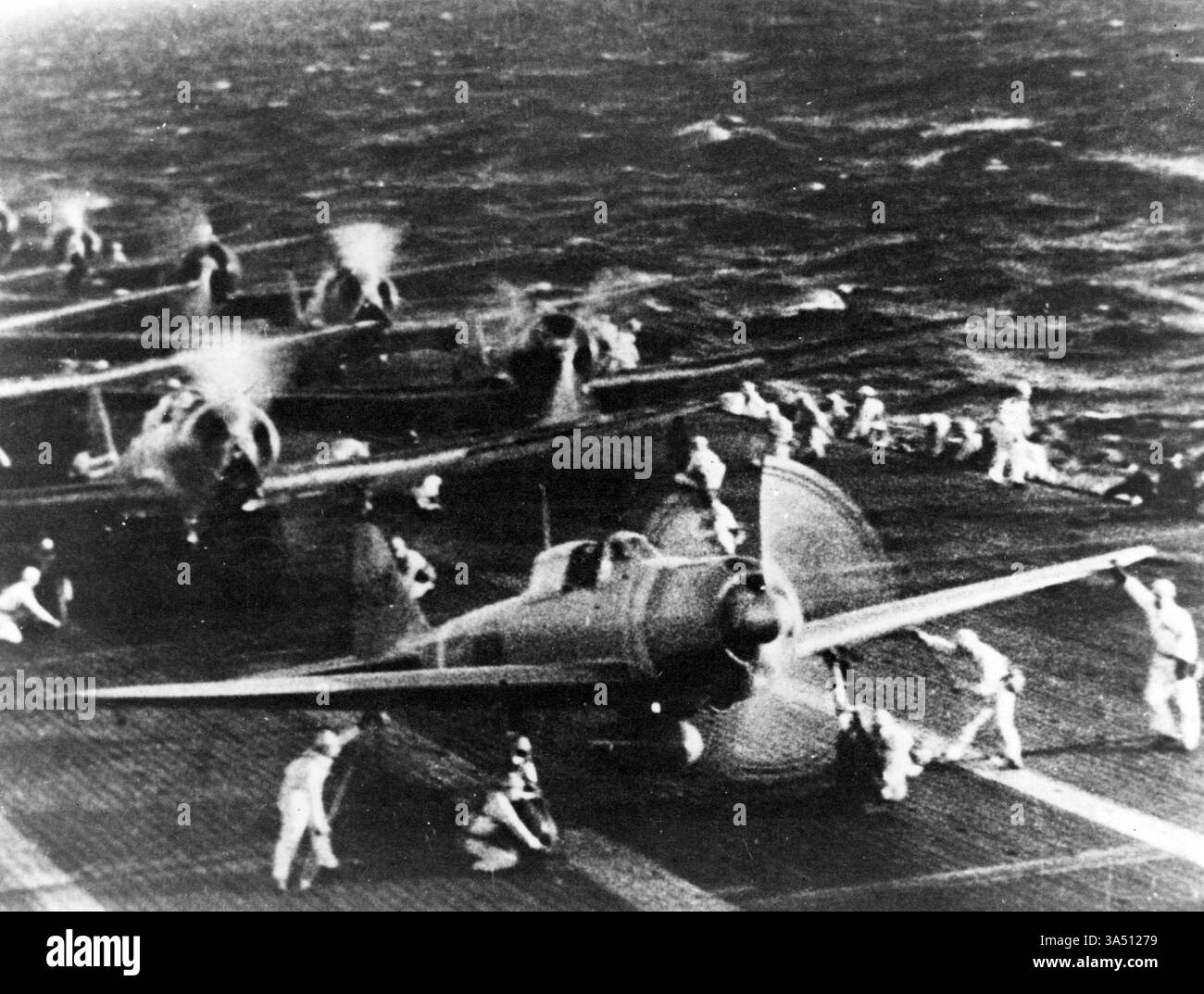 Japanische Marineflugzeuge bereiten sich darauf vor, von einem Flugzeugträger (angeblich Shokaku) abzuheben, um Pearl Harbor am Morgen des 7. Dezember 1941 anzugreifen. Das Flugzeug im Vordergrund ist ein Zero Fighter. Dies ist wahrscheinlich der Start der zweiten Angriffswelle. Das Originalfoto wurde 1943 auf Attu aufgenommen. Offizielles Foto der U.S. Navy, jetzt in den Sammlungen des National Archives. Stockfoto