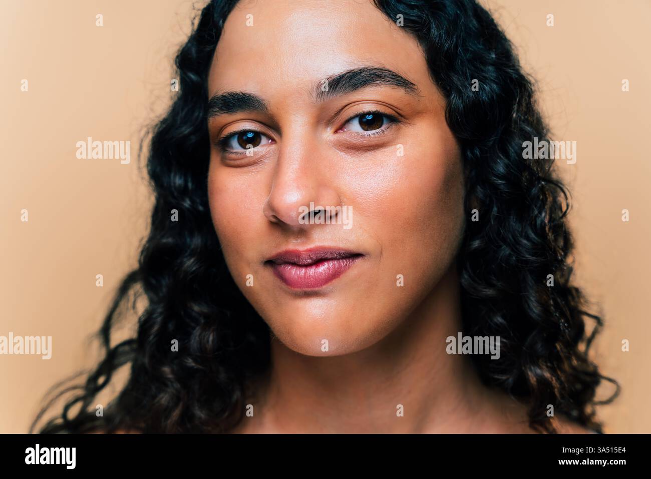 Porträt einer selbstbewussten jungen Frau mit Diastem, die einen einzigartigen und stilvollen Look zeigt. Die Aufnahme hebt Haut, Make-up und den persönlichen Ausdruck in einem Studio hervor. Perfekt für Beauty-, Kosmetik- und Fashion-Branding mit Schwerpunkt auf Individualität. Stockfoto
