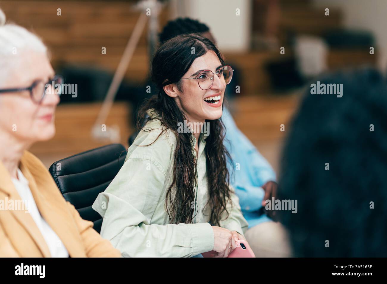 Geschäftsmänner und Geschäftsfrauen feiern auf einer Firmenfeier nach einer Konferenz und würdigen jährliche Ziele und Erfolge. Dieses vielfältige Gruppenbild eignet sich für geschäftliche, Networking- und Firmenfeiern. Stockfoto