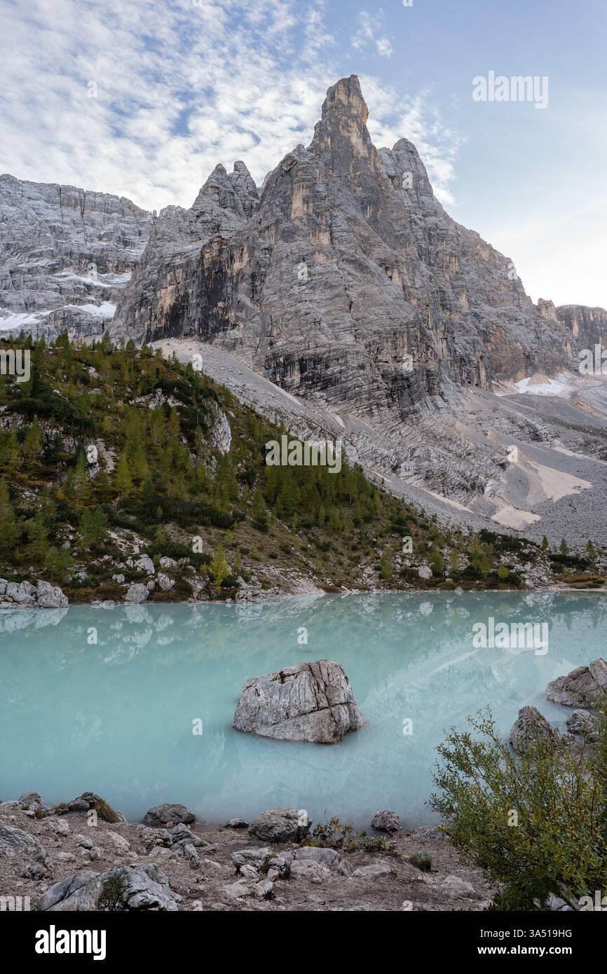 Ruhiger See von Sorapis mit türkisfarbenem Wasser, das die Dolomiten in Italien widerspiegelt. Die alpine Landschaft ist von üppigem Grün und zerklüfteten Gipfeln umgeben und bietet eine majestätische Naturlandschaft. Perfekt für Reisen, Natur und europäische Reiseziele. Stockfoto