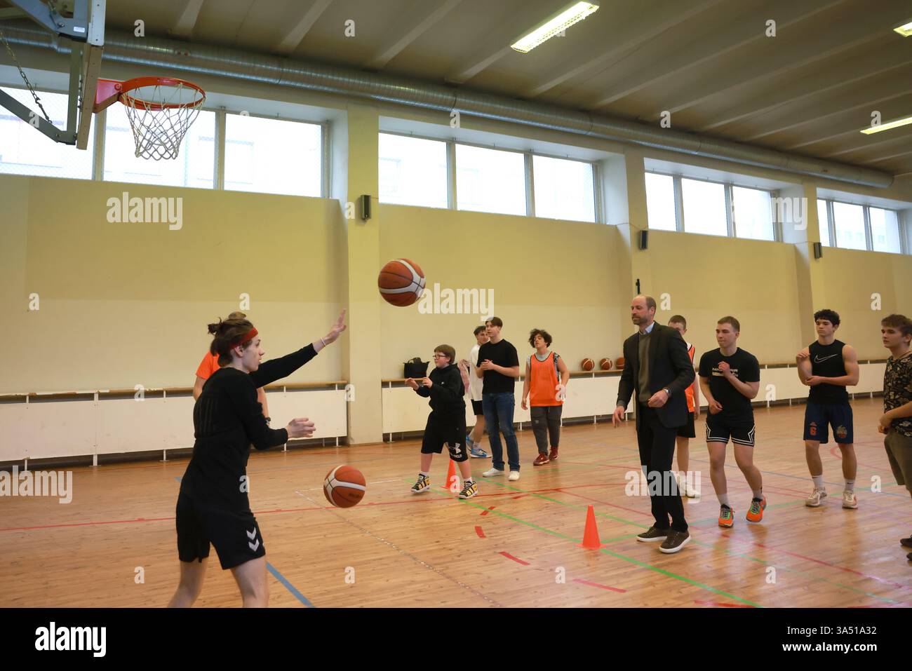 Der Prinz von Wales beobachtet die Schüler beim Basketball während eines Besuchs der Freiheitsschule in Tallinn, die vom Ministerium für Bildung und Forschung Estlands im Mai 2022 gegründet wurde, um auf den Krieg in der Ukraine zu reagieren, am ersten Tag seines Besuchs in Estland. Bilddatum: Donnerstag, 20. März 2025. Stockfoto