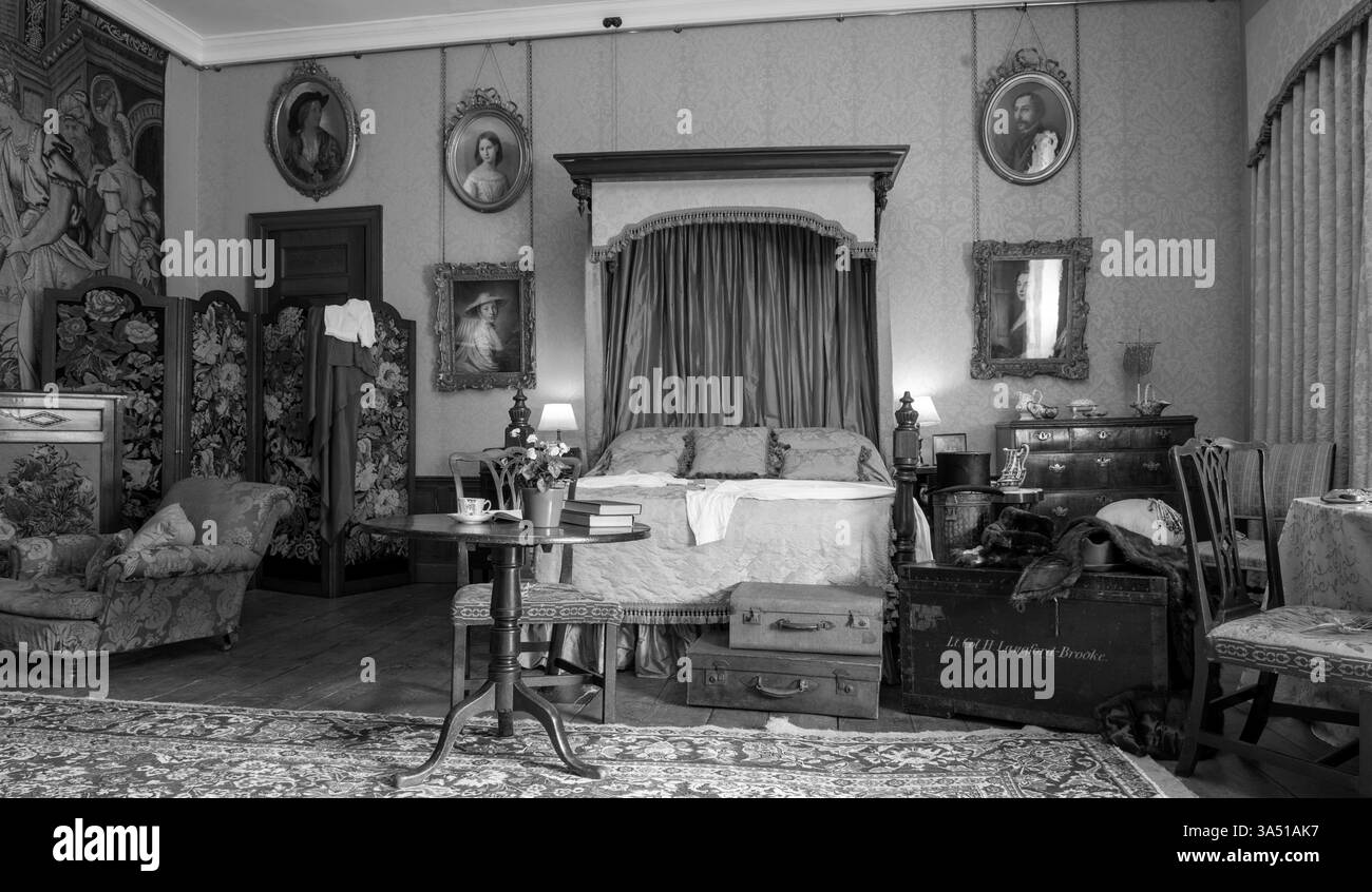 Coughton Court, Coughton, Alcester, Warwickshire, England, Großbritannien - denkmalgeschütztes Gebäude der Klasse I - Innenblick auf das Schlafzimmer mit Wandteppichen Stockfoto