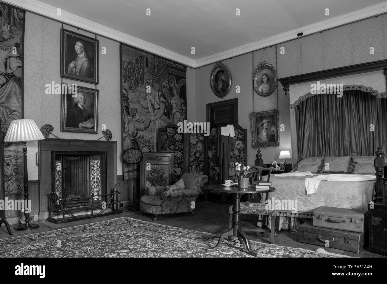 Coughton Court, Coughton, Alcester, Warwickshire, England, Großbritannien - denkmalgeschütztes Gebäude der Klasse I - Innenblick auf das Schlafzimmer mit Wandteppichen Stockfoto