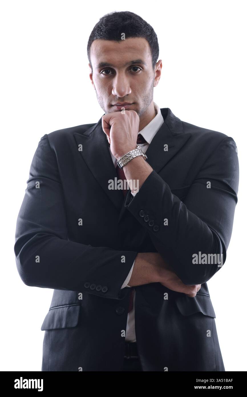 Seriöser Geschäftsmann aus dem Nahen Osten in einem Anzug, der vor weißem Atelierhintergrund steht. Professionelles Porträt, geeignet für Unternehmens-, Führungs- und Finanzgrafiken. Stockfoto