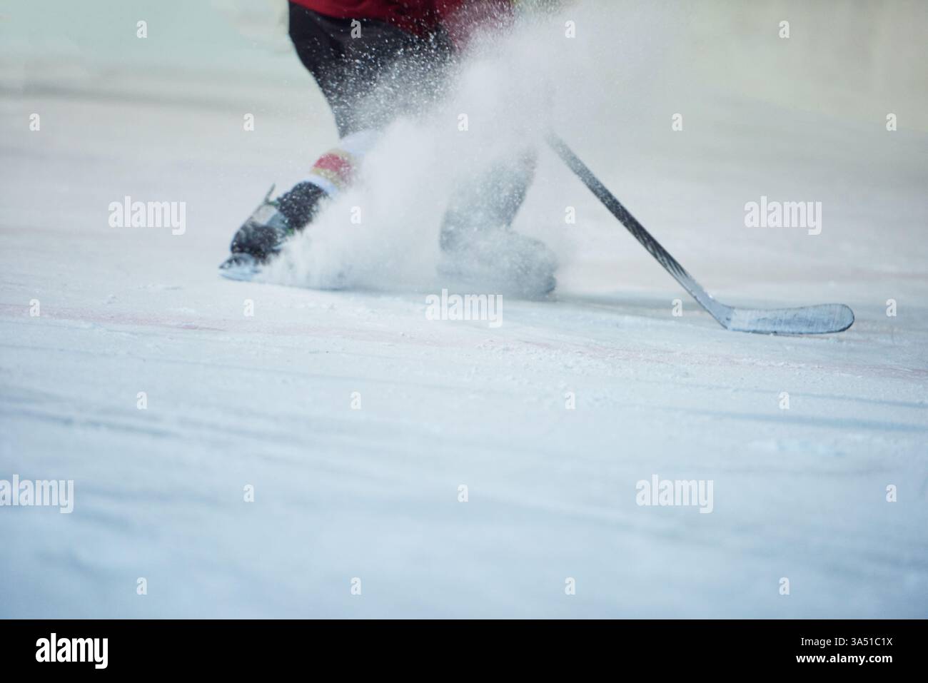 Eishockeyspieler in Aktion auf der Eisbahn, bleib in Bewegung. Dynamisches Sportbild für Hockey, Wintersport, sportliche Wettkämpfe und Teamthemen. Stockfoto