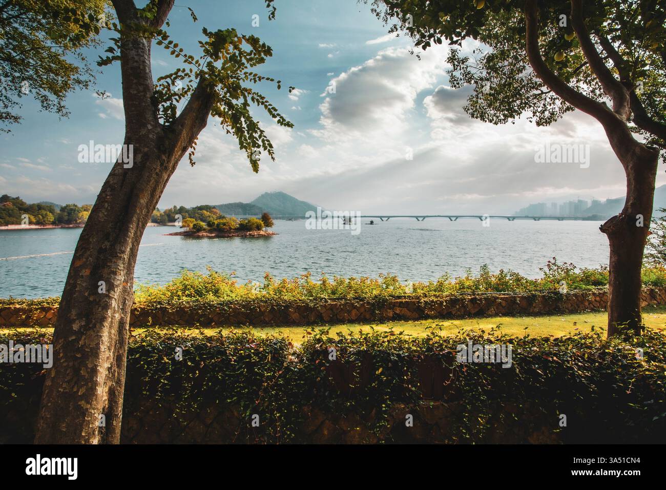 Malerischer Blick auf den Qiandao-See in China, mit ruhigem Wasser und üppigen grünen Bergen. Ein ruhiges Reiseziel für Naturliebhaber und Tourismusmarketing. Ideal für Branding, Outdoor-Abenteuer und chinesische Landschaftsfotografie. Stockfoto