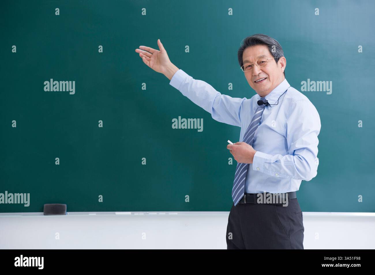 Chinesischer Professor unterrichtete in einem Klassenzimmer in Peking, neben einer Tafel. Dieses Bildungs-Bild erfasst Lehre, Lernen und akademische Ausbildung. Perfekt für Studienmaterialien, Kurse und Promotionen zur beruflichen Weiterentwicklung. Stockfoto