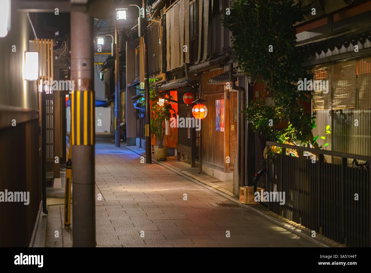 Kyoto, Japan - 23. September 2024, Panoramablick auf eine ruhige enge Straße im Teehausviertel Gion, Geisha Straße, ohne Menschen, nachts mit Street li Stockfoto
