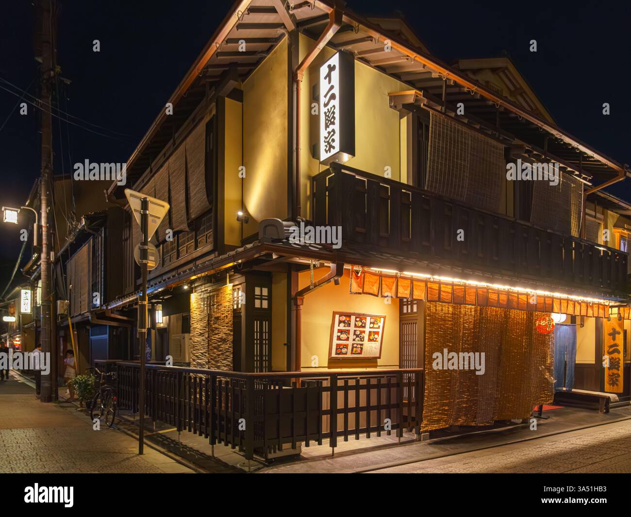 Kyoto, Japan - 23. September 2024, Panoramablick auf das Teehaus in der Geisha Street im Stadtteil Gion, nachts, mit Beleuchtung, ohne Menschen, Kyoto, Jap Stockfoto