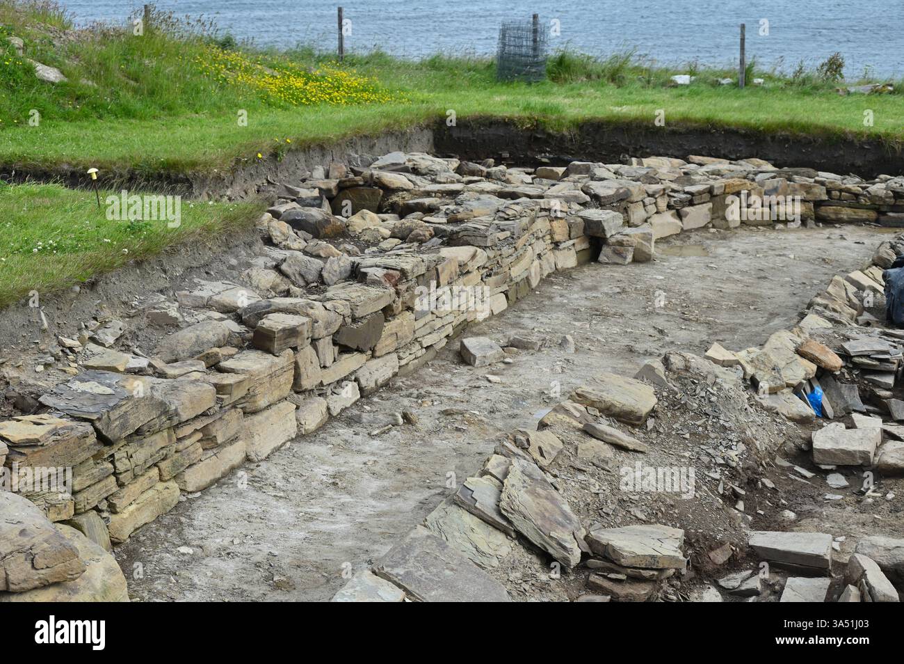 Die Chinesische Mauer von Brodgar bei Ness of Brodgar neolithische archäologische Ausgrabungsstätte Mainland Orkney, Schottland Juli 2024 Stockfoto