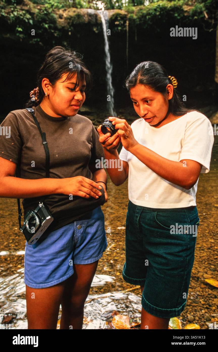 Schüler mit der „Mari Sol Photo School“, die ihre Kameraausrüstung überprüfen, Guatemala City, Guatemala. Stockfoto