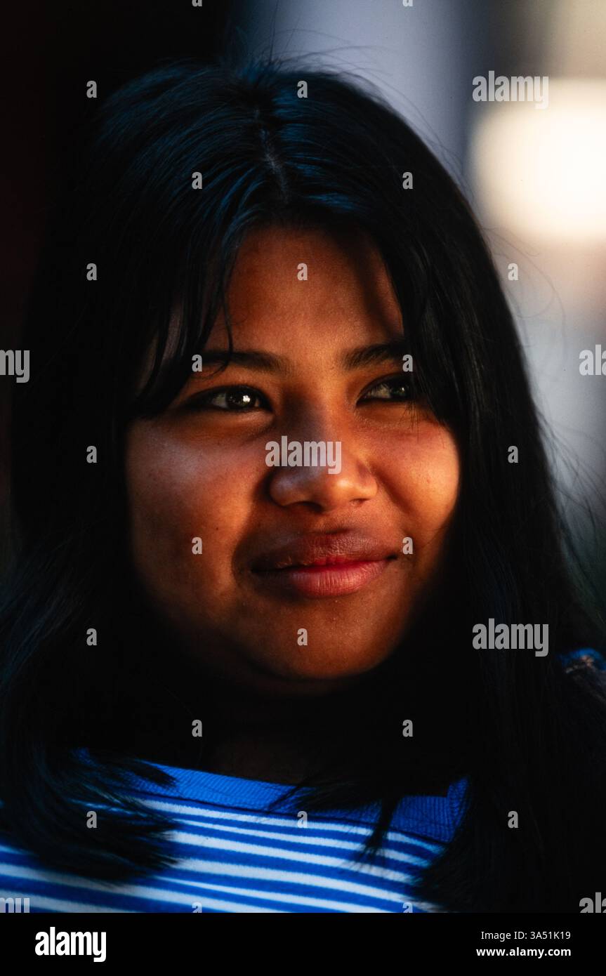 Schüler mit der „Mari Sol Photo School“ auf Auftrag auf einer Müllkippe außerhalb von Guatemala City, Guatemala. Stockfoto