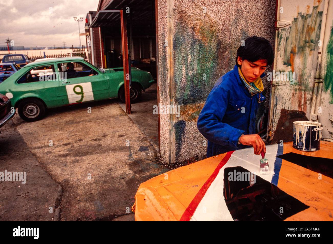 Ein Rehabilitationsprogramm für junge Straftäter im Norden Englands, bei dem die Teilnehmer des Programms einen Stock Car bauen und fahren. Stockfoto