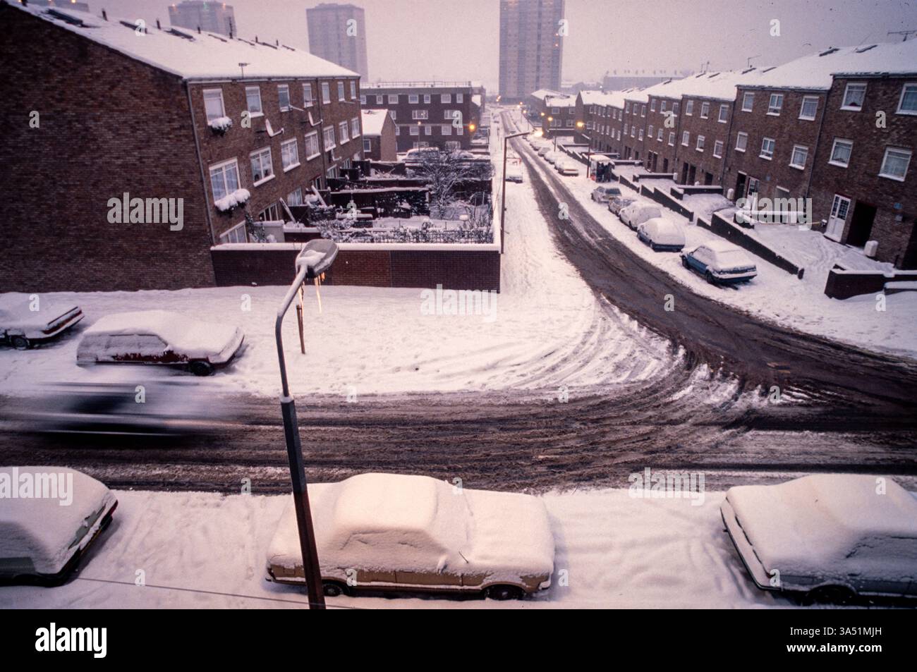 Eine verschneite Straßenszene im Osten Londons im Jahr 1989 Stockfoto