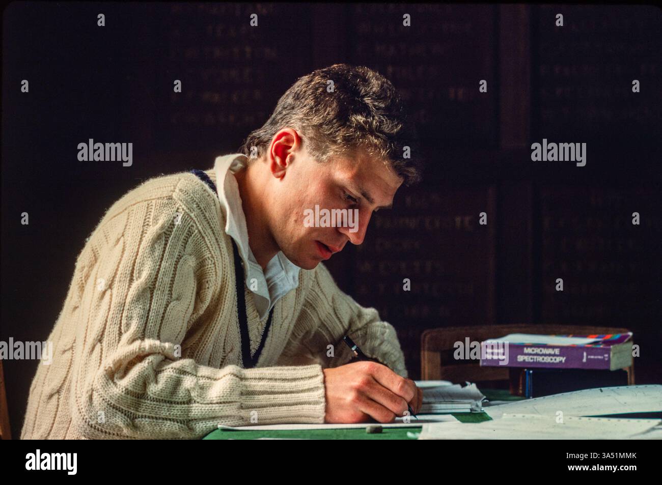 Student der Oxford University, Mitglied des Cricket-Teams der Oxford University, arbeitet an seinem wissenschaftlichen Kurs. Stockfoto