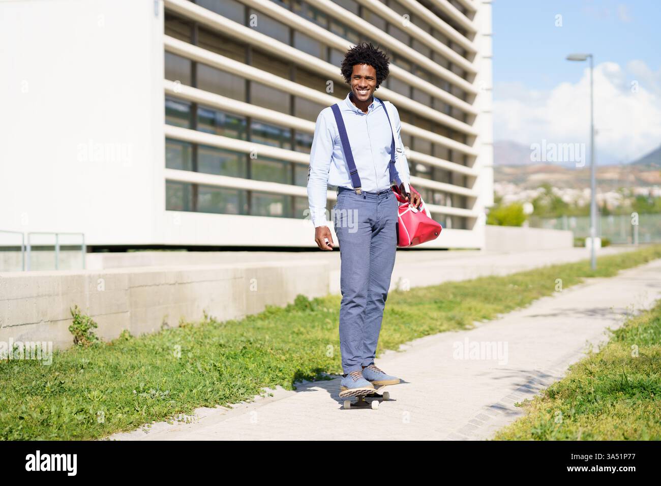 Dynamisches Stadtbild eines schwarzen Geschäftsmannes, der in der Nähe eines modernen Bürogebäudes auf einem Skateboard fährt. Der Profi trägt Hosenträger und ein Hemd, die Selbstvertrauen und Mobilität in einer urbanen Straßenszene ausstrahlen. Durch den großen Kopierraum eignet sich dieses Gerät für Schlagzeilen und Branding. Stockfoto