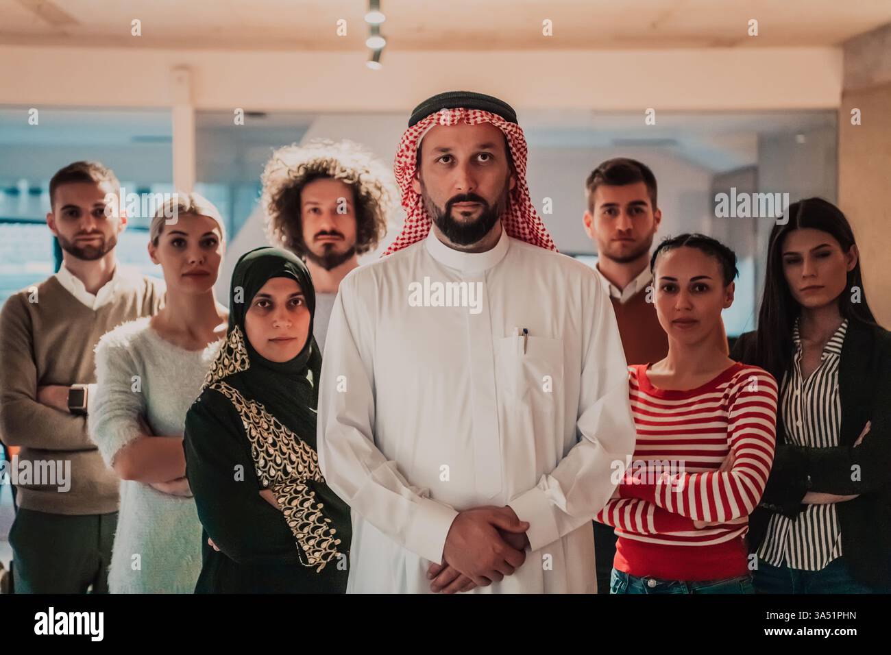 In einem modernen Glasbüro stehen verschiedene Geschäftsleute zusammen mit ihrer Führungskraft. Das Image betont Teamarbeit, Führungsstärke und Vielfalt am Arbeitsplatz. Hochwertige Firmenfotografie, geeignet für Business, Teamwork und Unternehmenskommunikation. Stockfoto