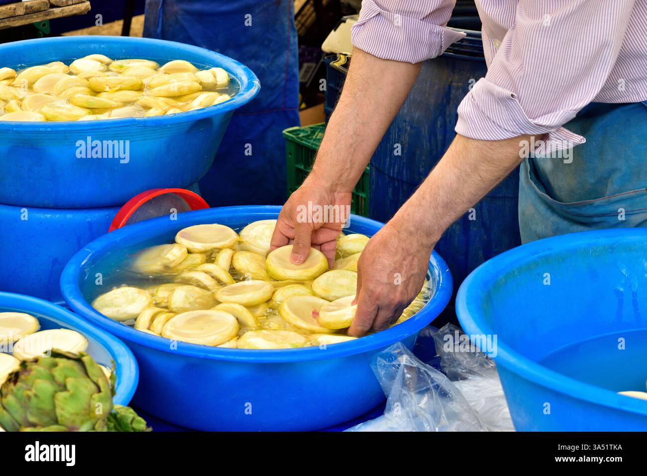 Artischockenfrüchte auf dem asiatischen Markt. Artischockenherzen zum Kochen Stockfoto