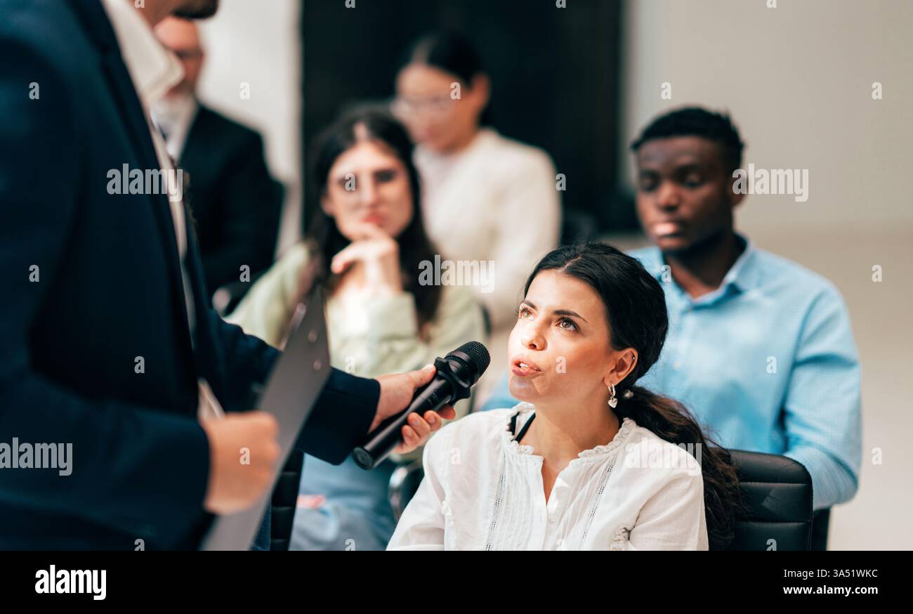 Verschiedene Gruppen von Fachleuten feiern nach einer Geschäftskonferenz und markieren Ziele und Erfolge. Ideal für Firmenveranstaltungen, Teamwork und geschäftliche Erfolgsgeschichten. Stockfoto