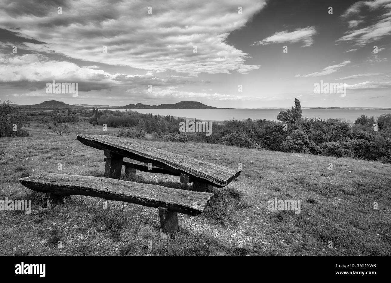 Blick auf Europas größten See, den Balaton-See. Eine Ruhebank im Vordergrund. Stockfoto
