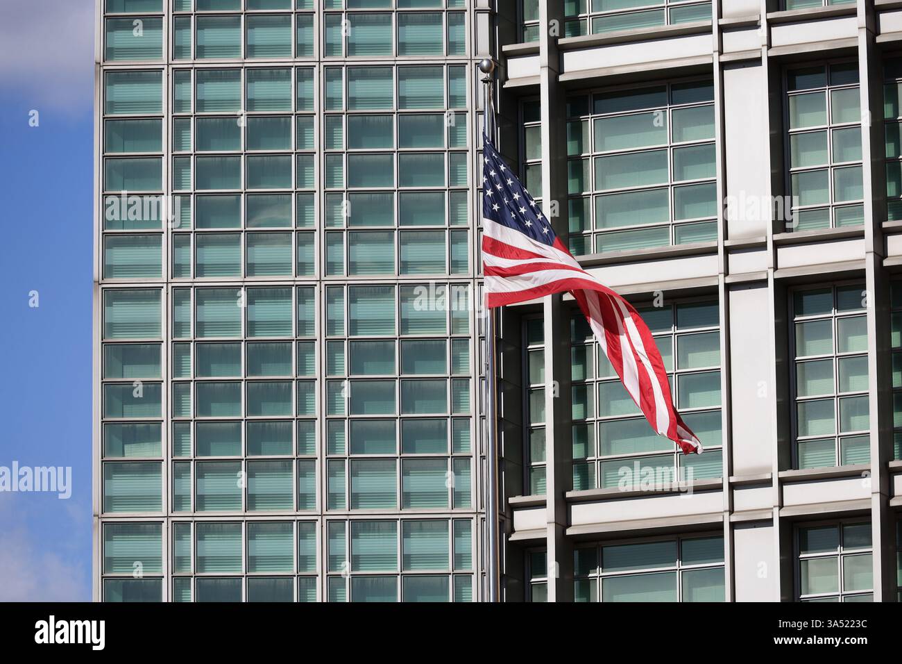 Amerikanische Flagge auf der Fassade der US-Botschaft. Symbol der Vereinigten Staaten von Amerika Stockfoto