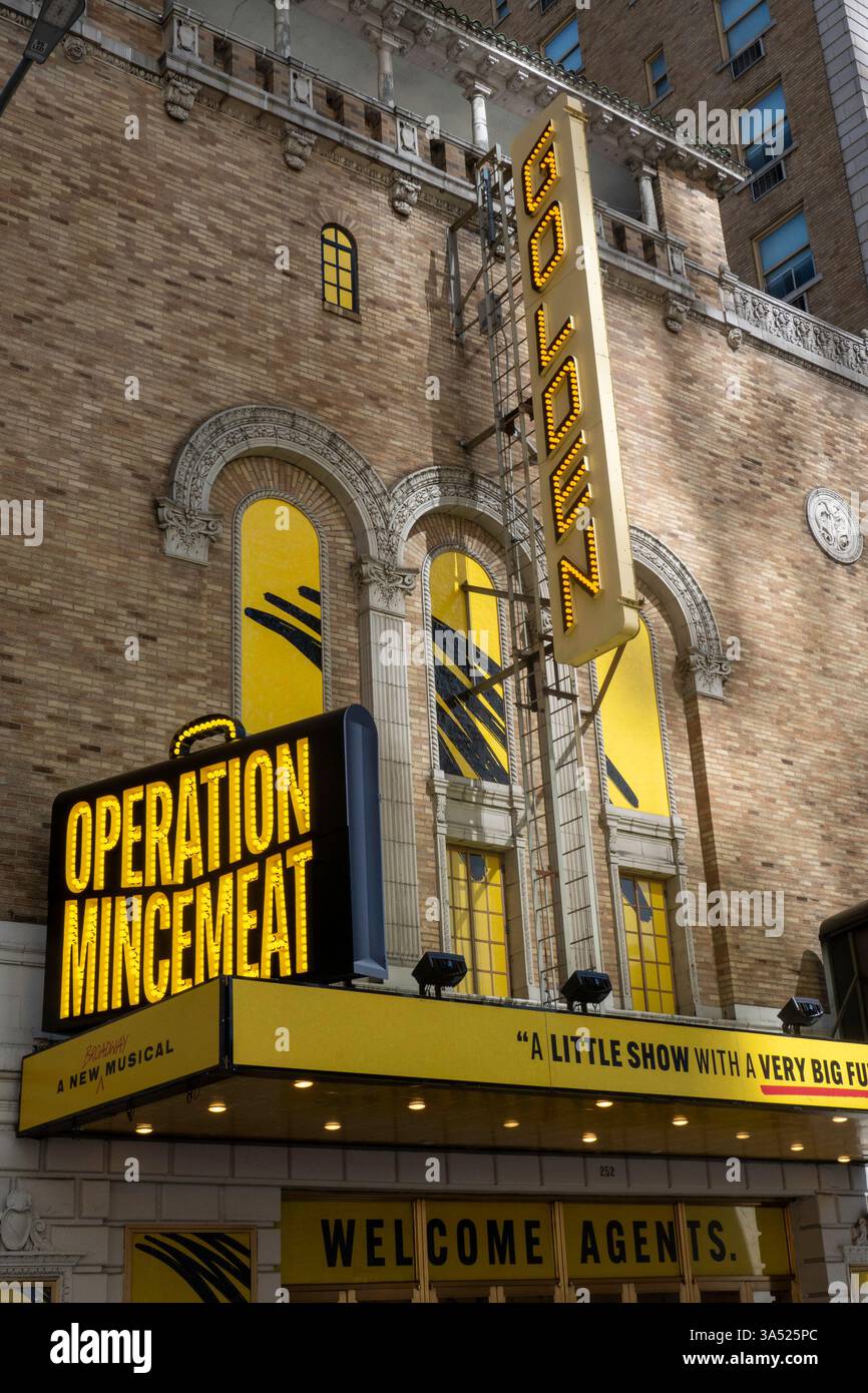„Operation Mincemeat“ wird im John Golden Theatre am Times Square, New York City, beworben. USA 2025 Stockfoto