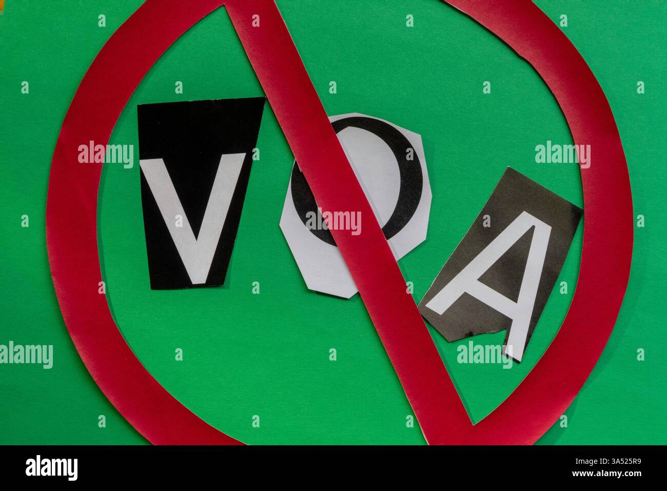 VOA „Voice of America“ mit ausgeschnittenen Papierbuchstaben in der Typografie im Stil von Lösegeldscheinen innerhalb des International NO Symbol, USA Stockfoto