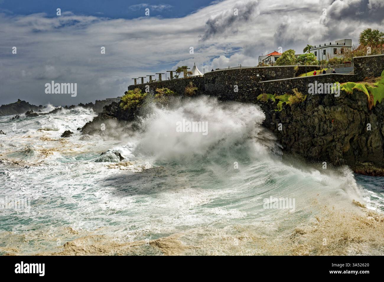 Hohe Wellen auf den Felsen von Porto Moniz, Surfen auf dem Atlantik, Sturm, Wolken, Porto Moniz, Madeira, Portugal, Europa Stockfoto