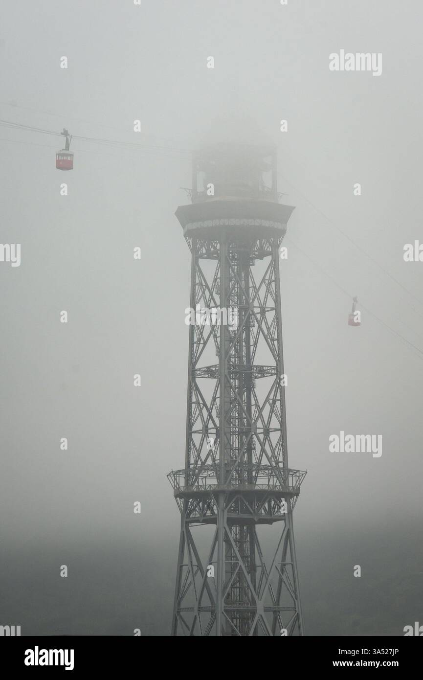 Haze bedeckt den Torre Jaume I Turm in Barcelona, während ein Sturm, der die Iberische Halbinsel beeinflusst, Regen und Wind bringt. Stockfoto