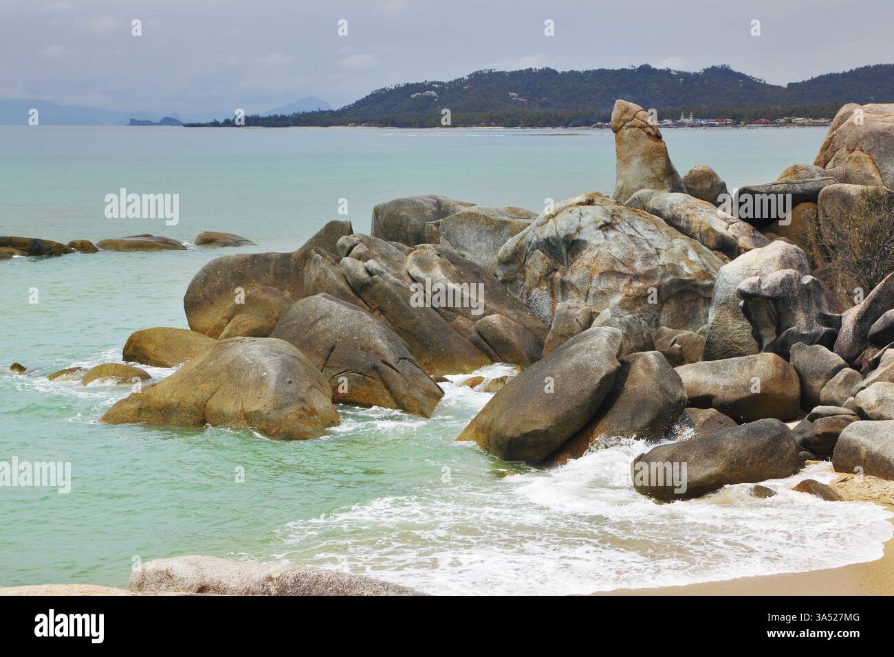 Der malerische Steinhaufen Oma und Opa an der Küste des Golfs von Thailand. Lamai Beach, Samui Island Stockfoto