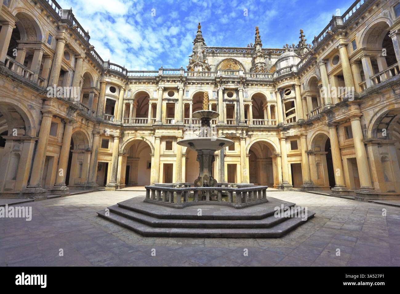 Gut erhaltene Burg - Palast der Templer. Hof von Galerien umgeben. In der Mitte - ein Brunnen mit einem Pool in der Form einer CRO Stockfoto