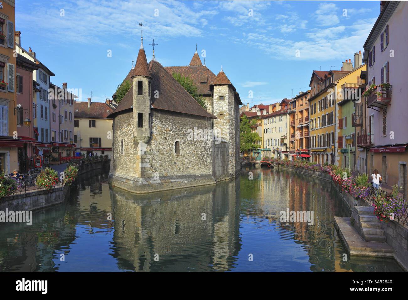 Die charmante antike Stadt Annecy in der Provence. Klar am frühen Morgen. Die Bastion wurde in ein Gefängnis verwandelt und spiegelt sich im Kanalwasser Stockfoto