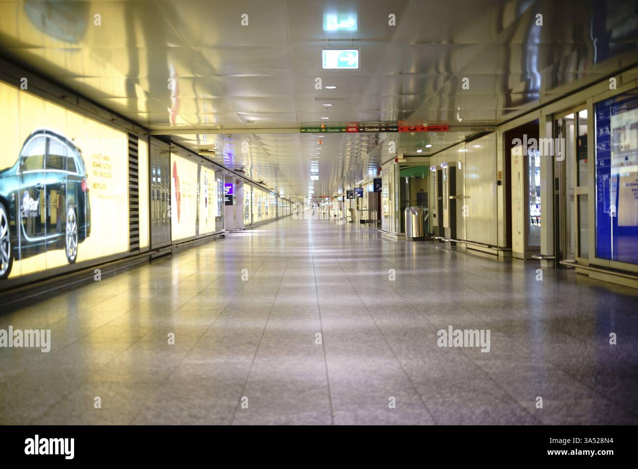 Frankfurt, Deutschland - 25. November 2016: Eine U-Bahn oder ein Verbindungstunnel einzelner Flughafenterminals am Frankfurter Flughafen mit Werbung dekoriert Stockfoto