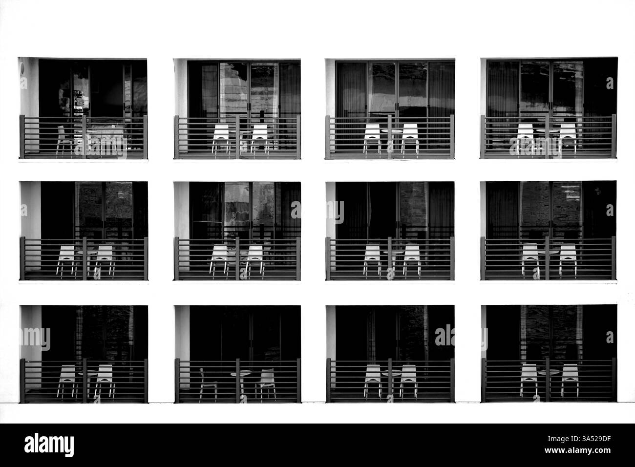 Die Außenfassade eines modernen Hotels mit eingelassenen Balkonen Stockfoto