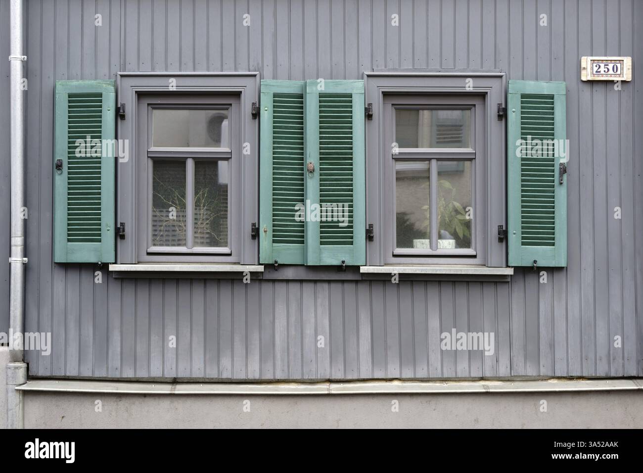 Ein Reihenhaus mit nostalgischen Holzläden und Dielenwänden Stockfoto