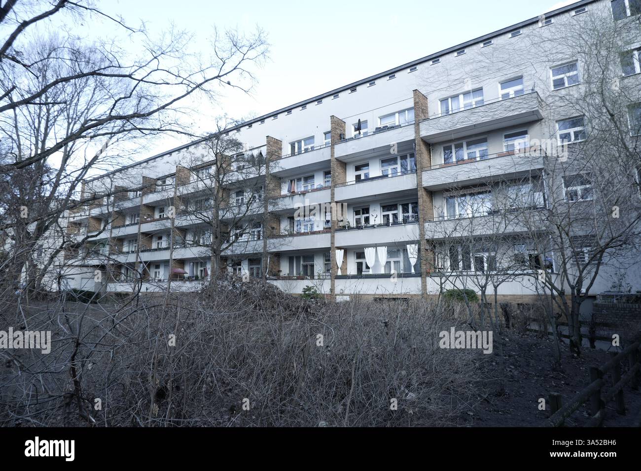 Seimensstadt in Berlin Charlottenburg 2025 umfasst ikonische Sozialwohnungen 1929–34, die von Architekten unter anderem Walter Gropius entworfen wurden. Stockfoto