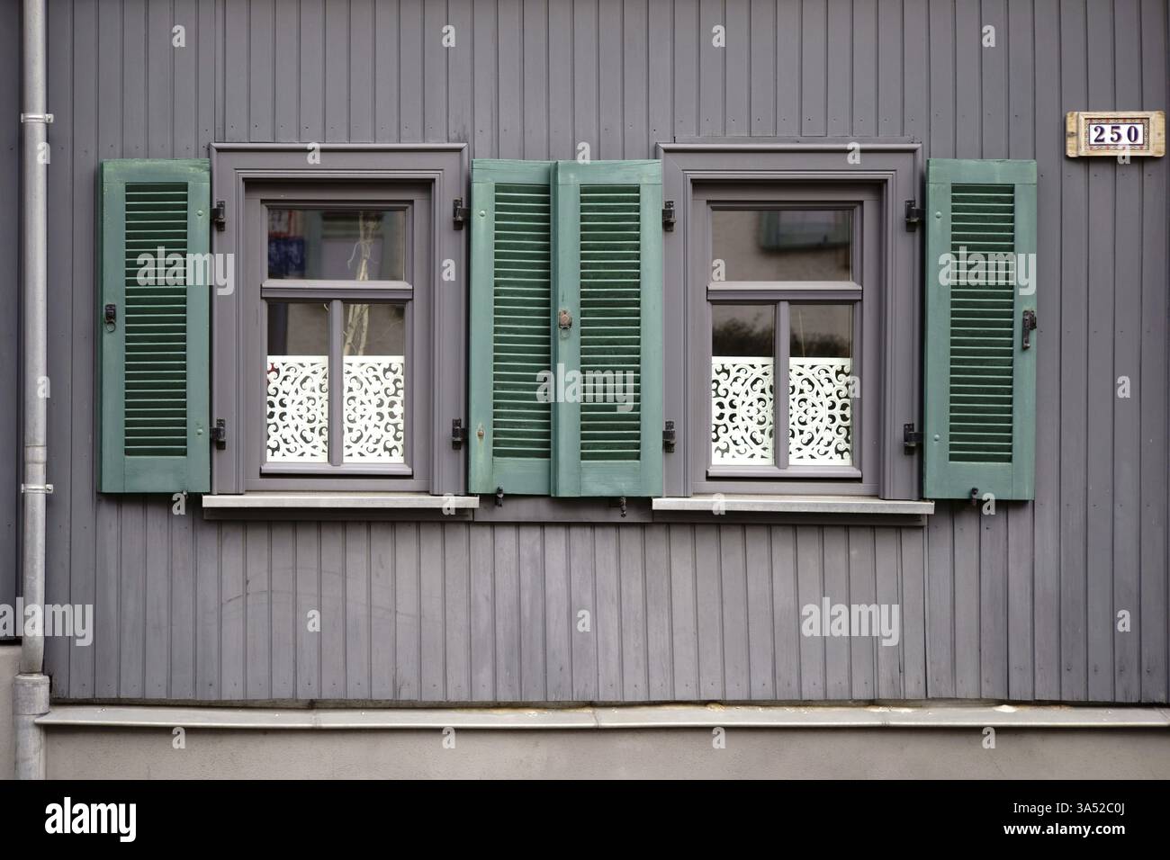 Ein Reihenhaus mit nostalgischen Holzläden und Dielenwänden Stockfoto