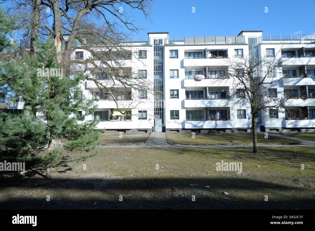 Seimensstadt in Berlin Charlottenburg 2025 umfasst ikonische Sozialwohnungen 1929–34, die von Architekten unter anderem Walter Gropius entworfen wurden. Stockfoto