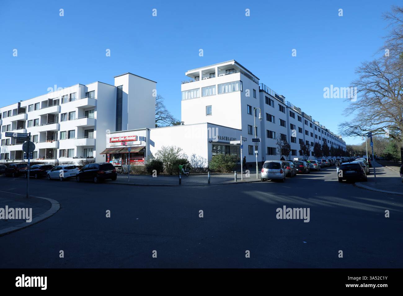 Seimensstadt in Berlin Charlottenburg 2025 umfasst ikonische Sozialwohnungen 1929–34, die von Architekten unter anderem Walter Gropius entworfen wurden. Stockfoto