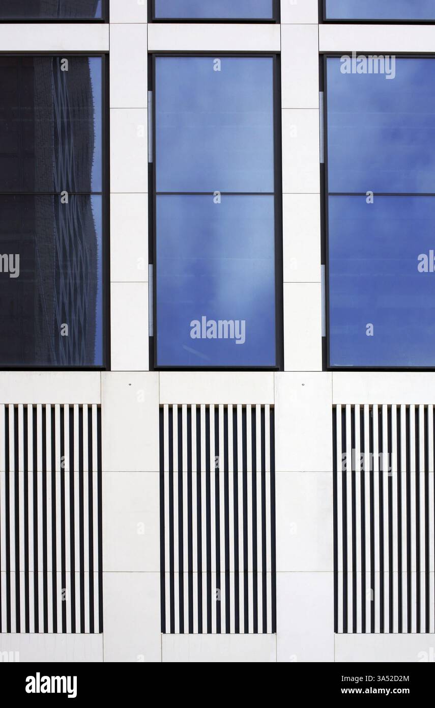 Getönte Fenster und Gitter Stockfoto