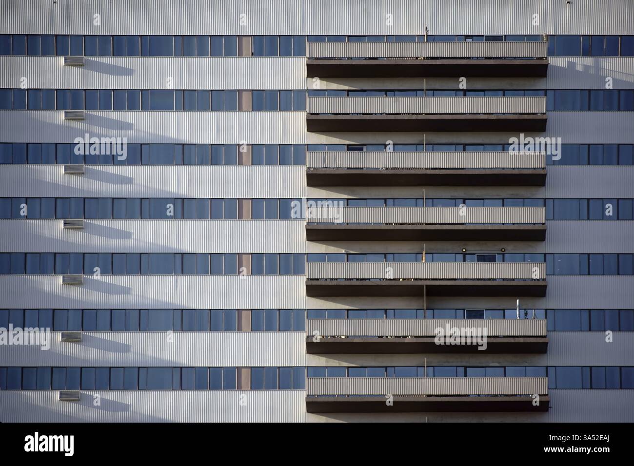 Die Hochhausfassade eines Wohn- und Geschäftshauses mit symmetrisch angeordneten Balkonen Stockfoto