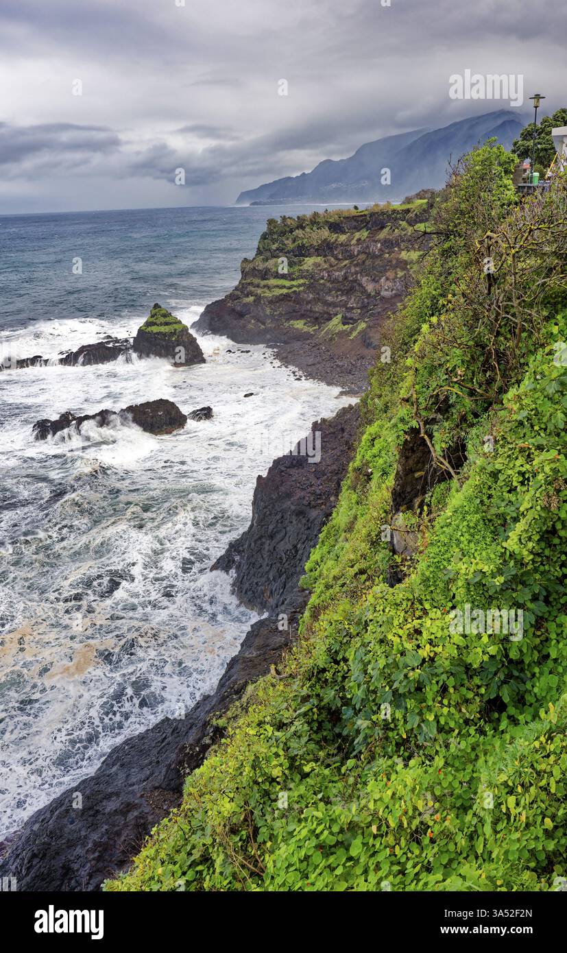 Klippen, felsiger Strand und Atlantik bei regnerischem Wetter, Seixal, Madeira, Portugal, Europa Stockfoto