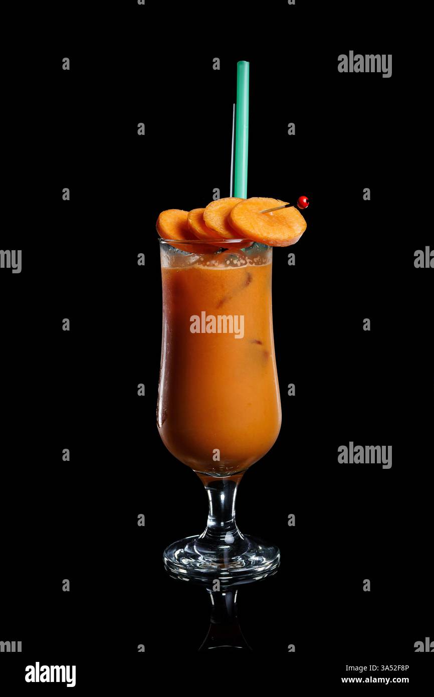 Karotte frisch saftig in einem Glas auf schwarzem Hintergrund Stockfoto