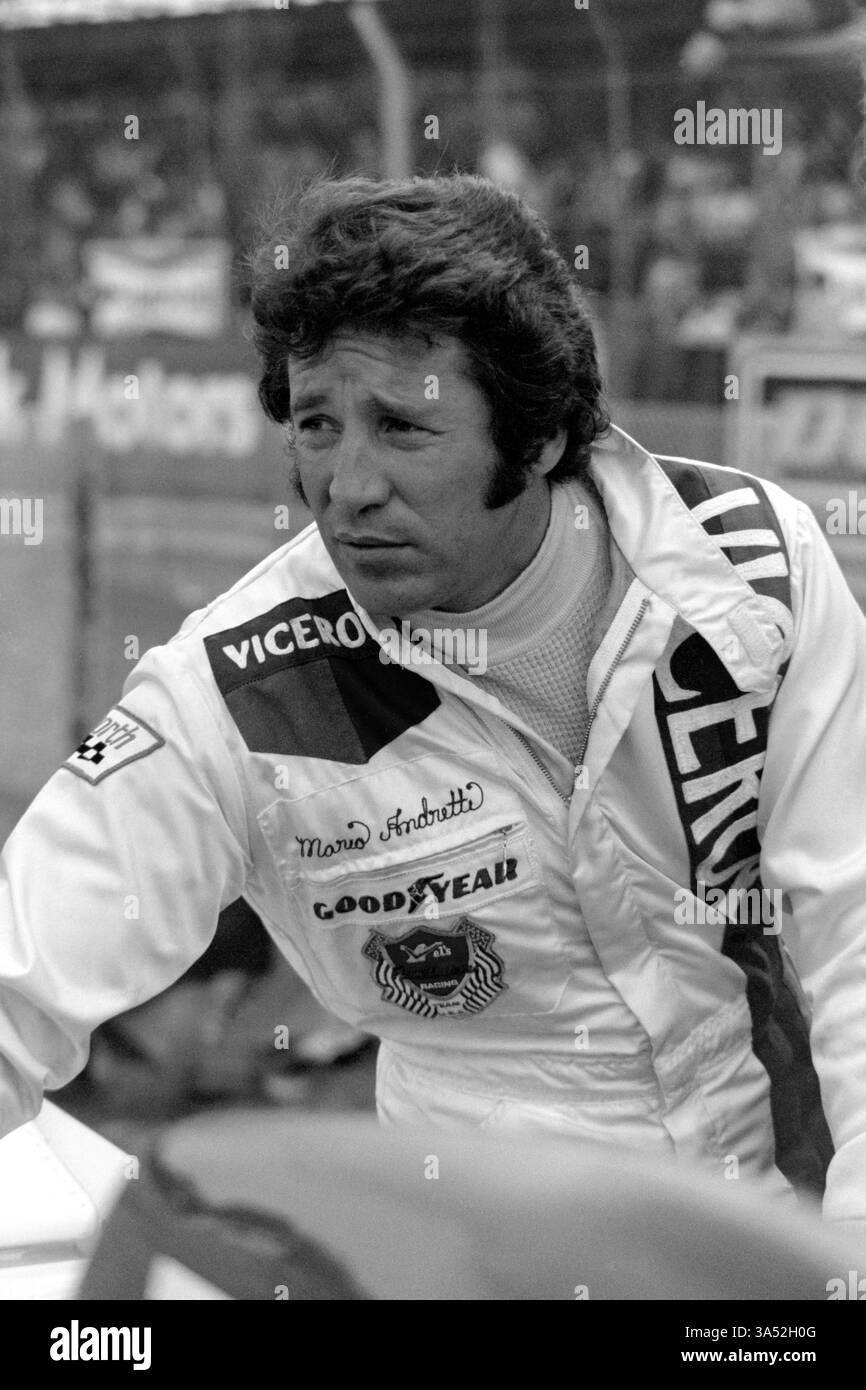 Mario Andretti ist ein US-amerikanischer Rennfahrer, der von 1968 bis 1982 in der Formel 1 und von 1964 bis 1994 in IndyCar teilnahm. Andretti gewann 1978 mit Team Lotus die Formel-1-Weltmeisterschaft. Stockfoto
