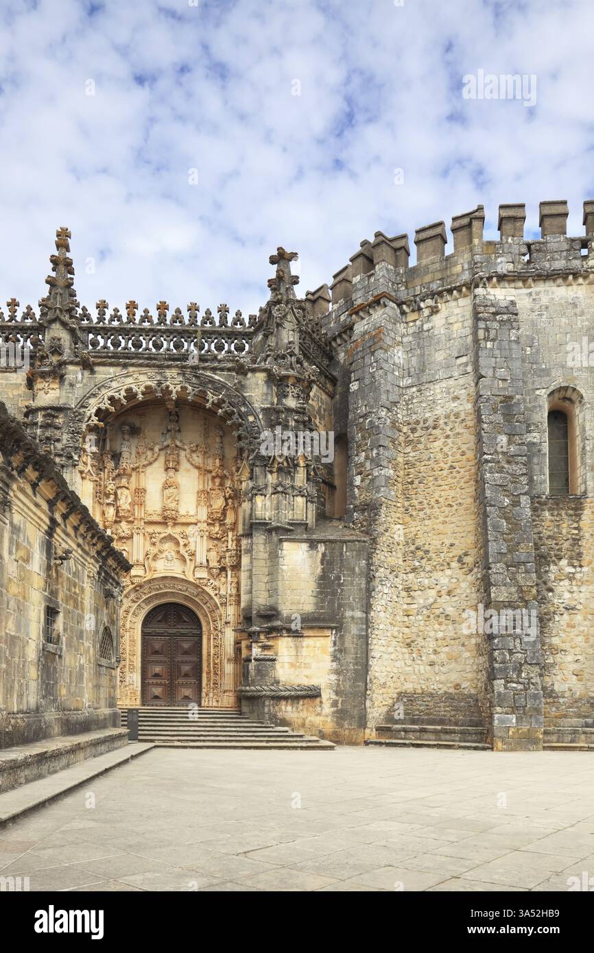 Die imposante mittelalterliche Burg - das Kloster der Templer. Der Haupteingang und der kunstvolle Bogen, kombiniert mit einem runden Turm Stockfoto