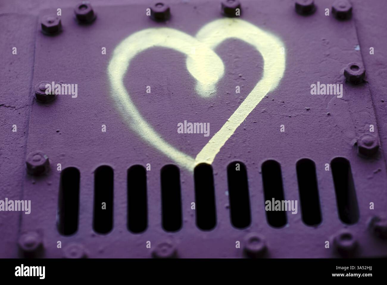 Ein gezogenes Herz auf der Metalloberfläche von Nietstahl Stockfoto