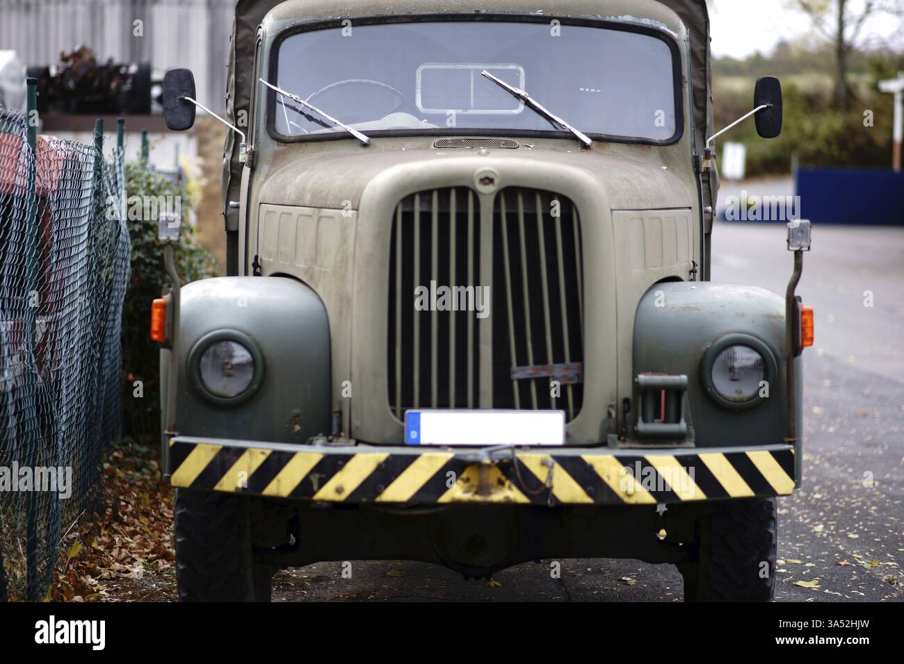 Die Front und das Führerhaus eines stillgelegten und rostigen Armeetankers der US-Streitkräfte Stockfoto